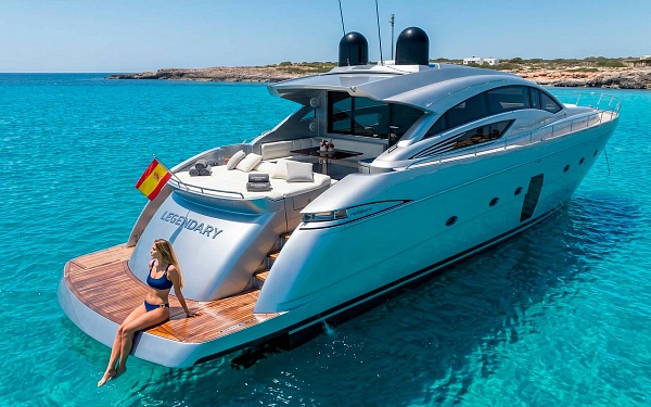 Аренда яхты  Pershing 72 на Ибице - девушка на купальной платформе