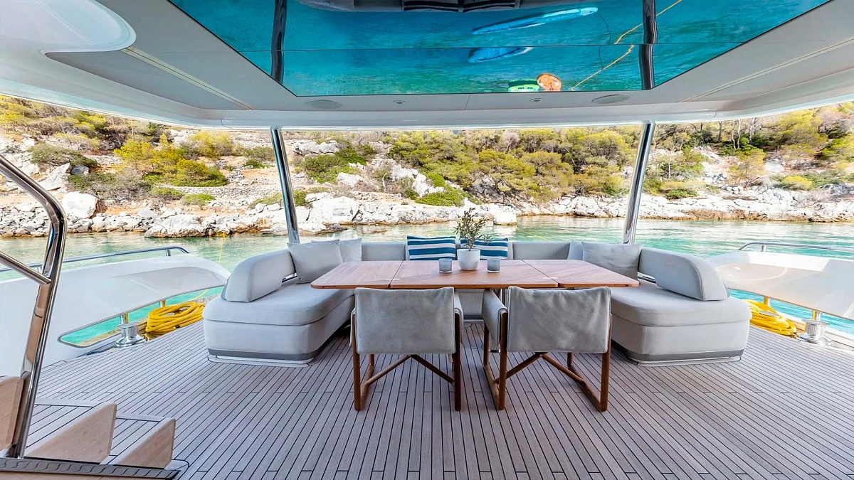 Обеденная зона на корме яхты Princess 85 Vista в Афинах