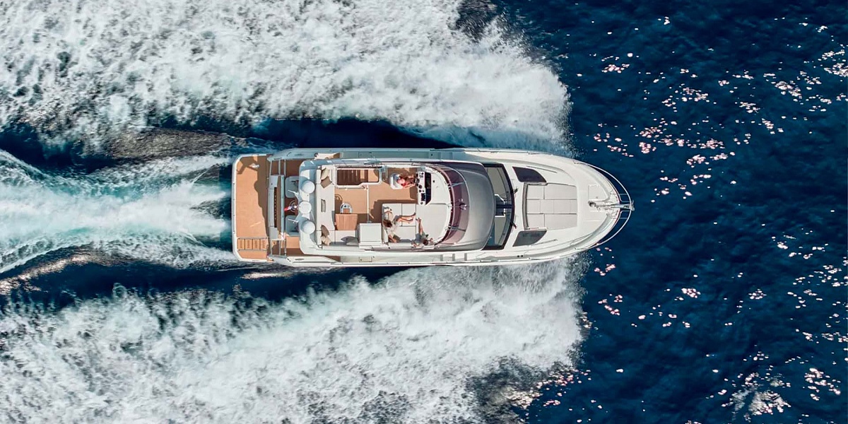 Аренда яхты Prestige F4.9 на Майорке - с дрона вид на флайбридж