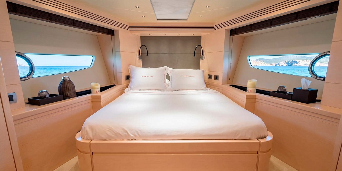 Аренда яхты Sunseeker Predator 68 на Ибице - vip-каюта
