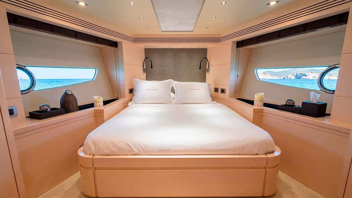 Аренда яхты Sunseeker Predator 68 на Ибице - vip-каюта
