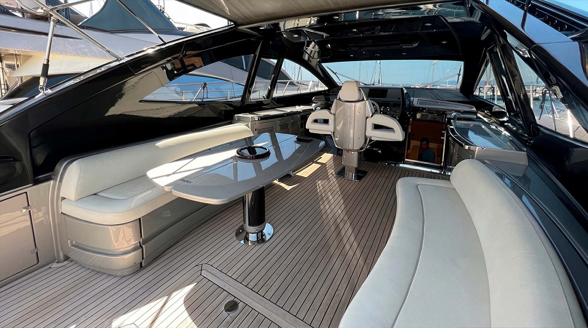 Аренда яхты Riva 63 Vertigo во Франции - салон