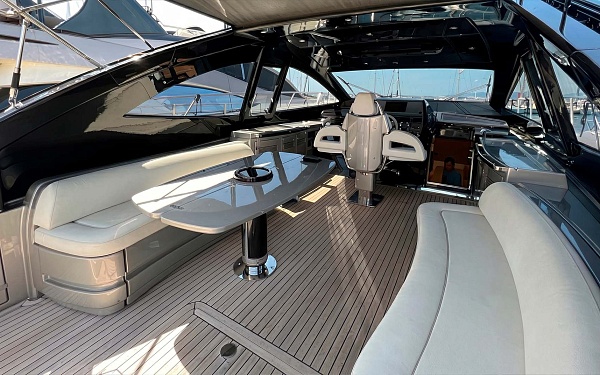 Аренда яхты Riva 63 Vertigo во Франции - салон