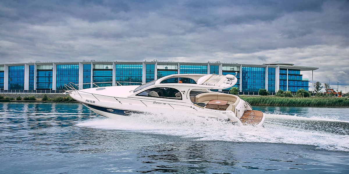 Аренда каютного катера Nordic 38 в Санкт-Петербурге