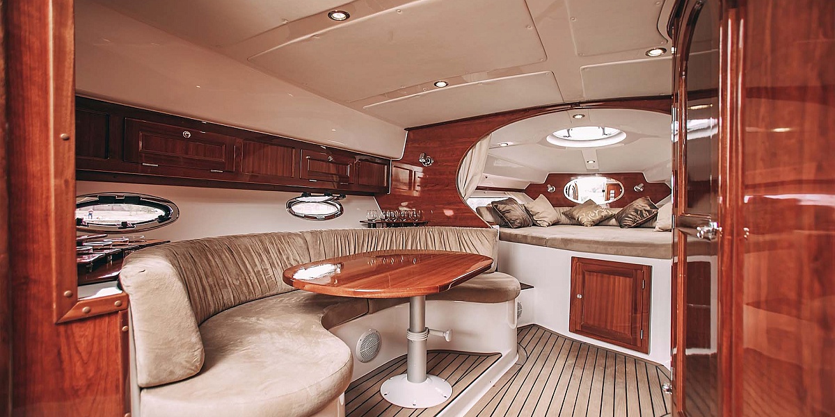 Аренда каютного катера Nordic 38 в Санкт-Петербурге - салон