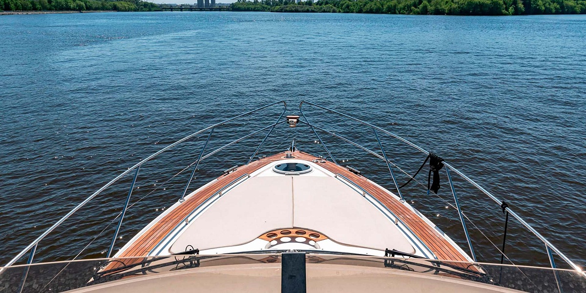 Аренда яхты Fairline Phantom 40 в Москве и Подмосковье - лежаки на носу