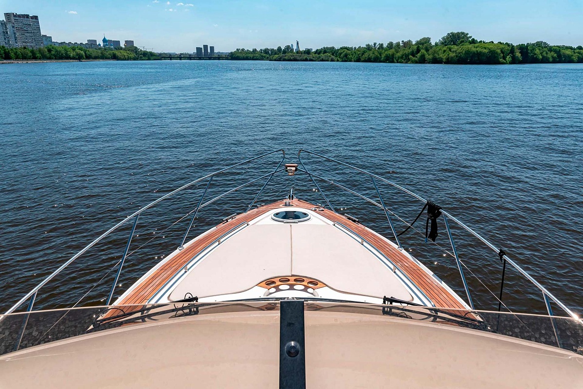 Аренда яхты Fairline Phantom 40 в Москве и Подмосковье - лежаки на носу