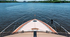Аренда яхты Fairline Phantom 40 в Москве и Подмосковье - лежаки на носу