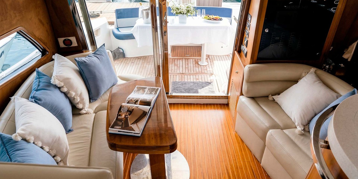 Аренда яхты Galeon 440 в Санкт-Петербурге - салон