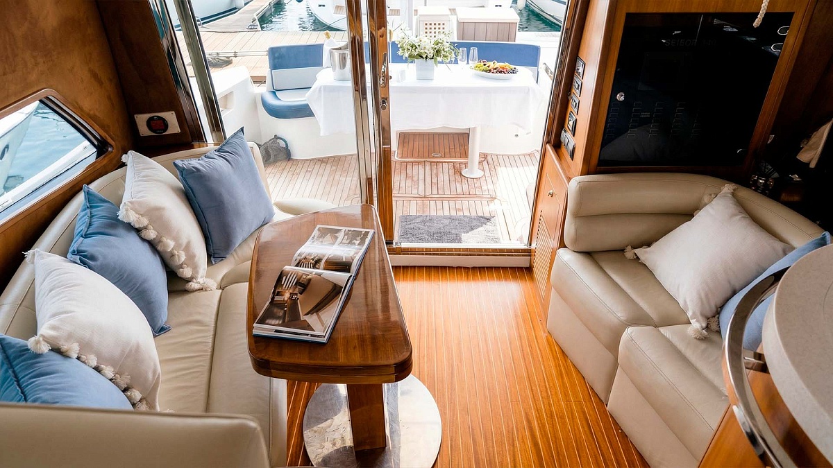 Аренда яхты Galeon 440 в Санкт-Петербурге - салон