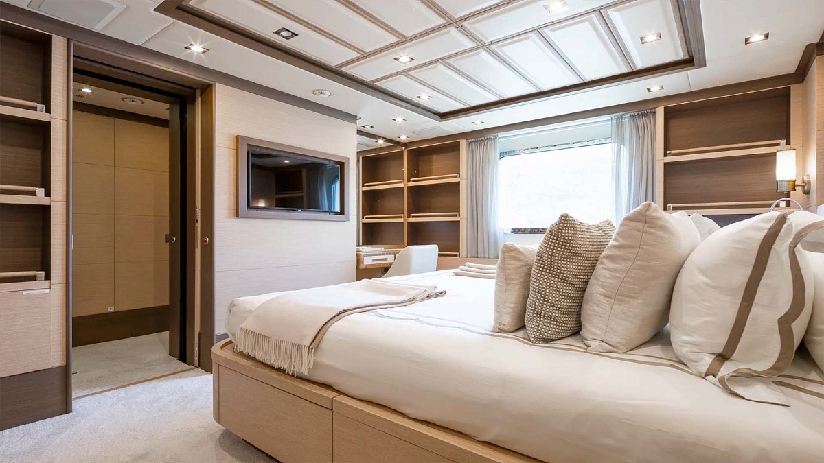 Benetti 140