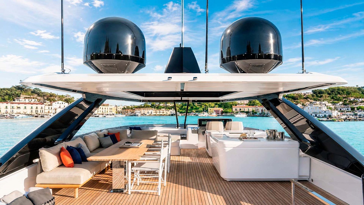 Флайбридж яхты Ferretti 860