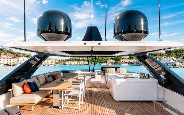 Флайбридж яхты Ferretti 860