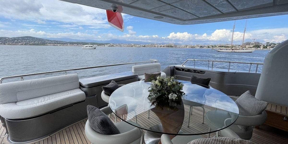 Аренда яхты Ferretti 881 RPH во Франции