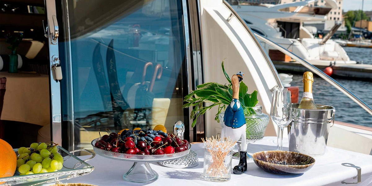 Galeon 440 стол на корме - прокат яхт в Питере