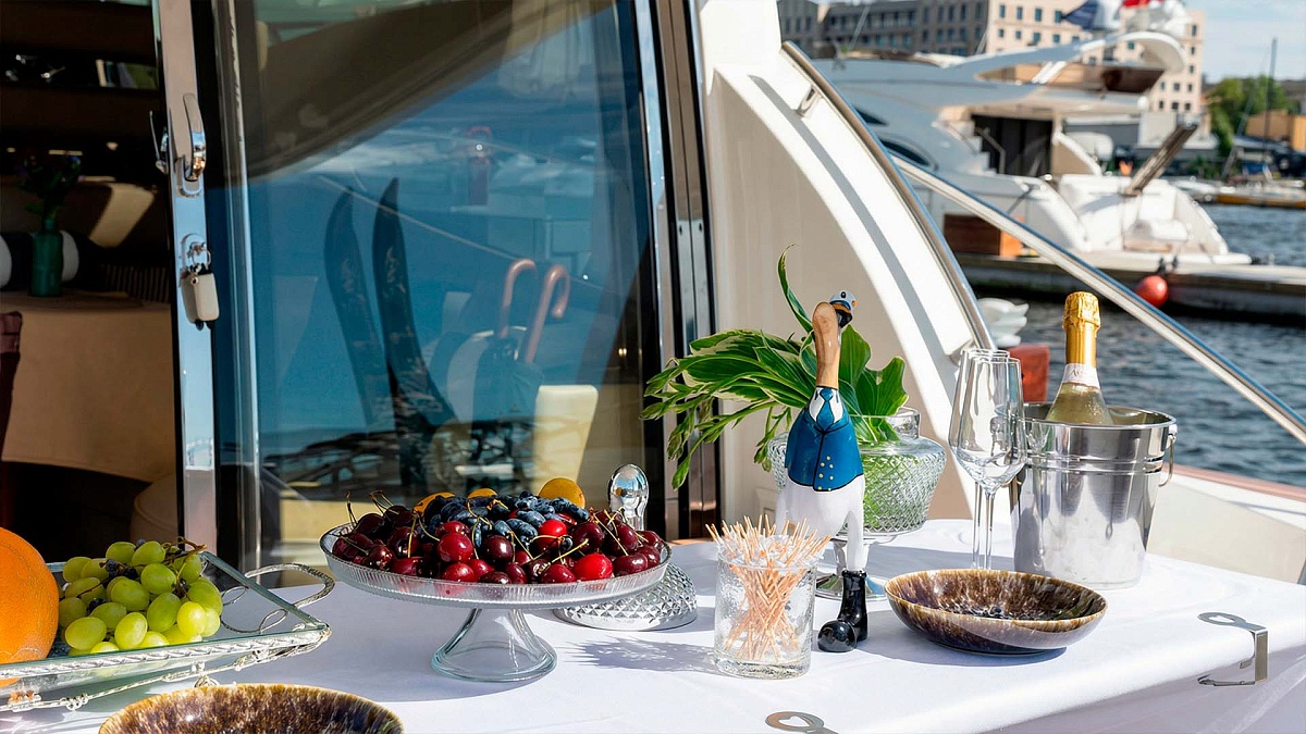 Galeon 440 стол на корме - прокат яхт в Питере