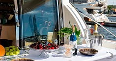 Galeon 440 стол на корме - прокат яхт в Питере
