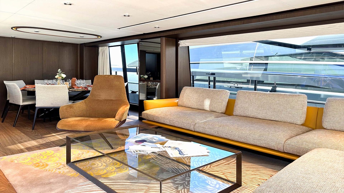 Салон на яхте Ferretti 860