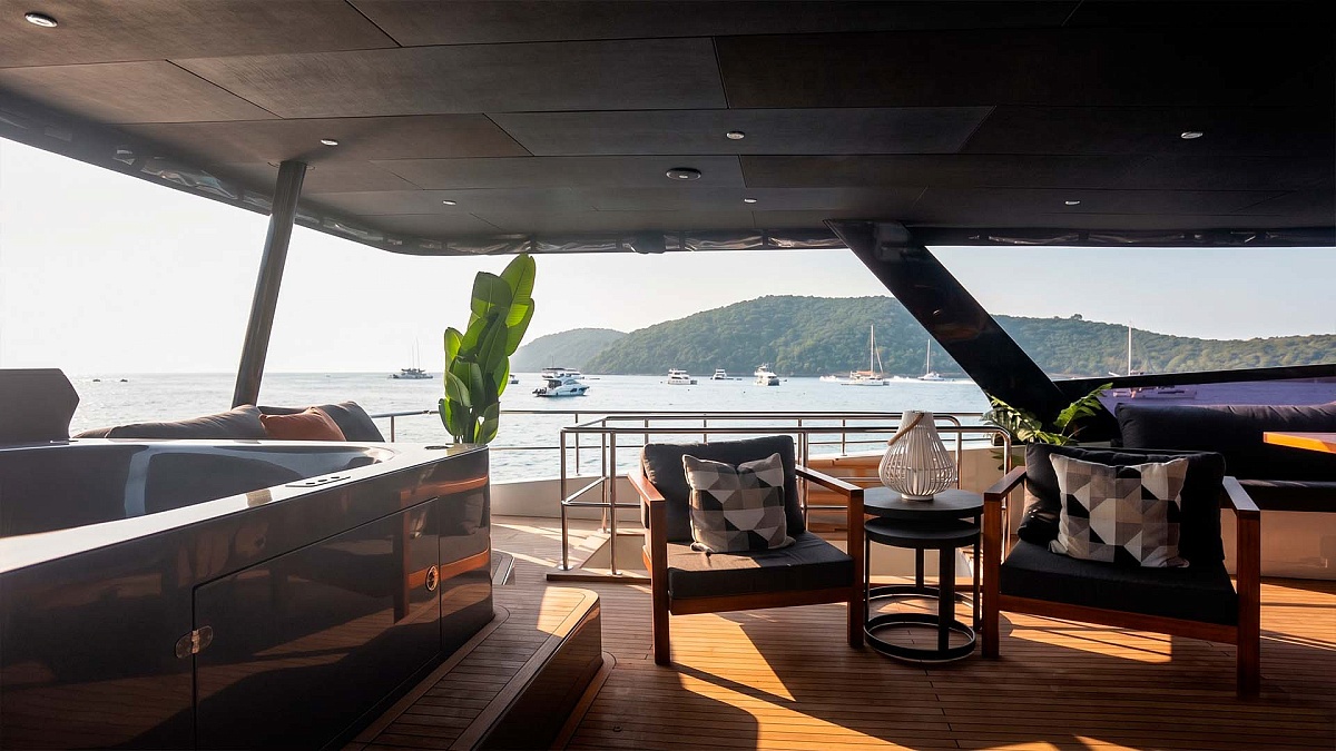 Продажа моторного катамарана Floeth Yachts Solstice 67 на Пхукете - флайбридж