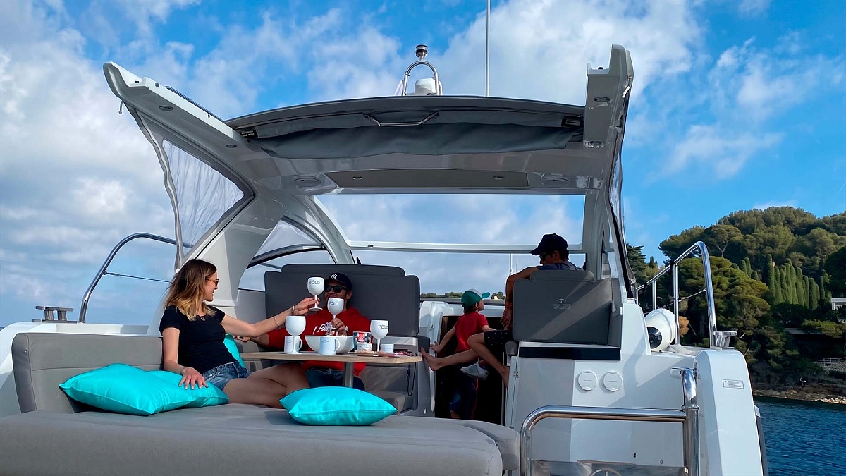 Продается яхта Sealine S330 во Франции