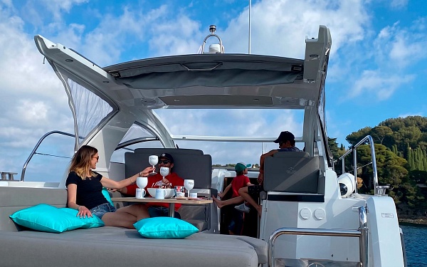 Продается яхта Sealine S330 во Франции