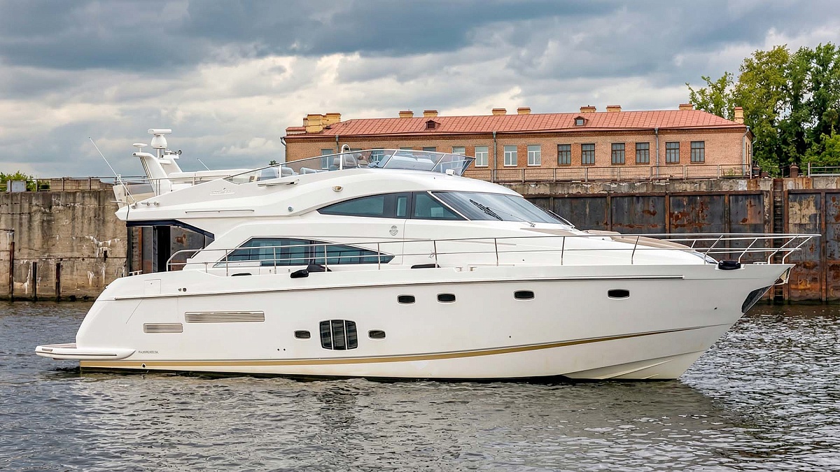 Аренда моторной яхты Fairline 65 Squadron - Санглара в Спб