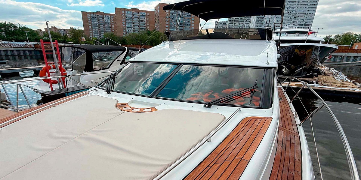 Аренда яхты Fairline Phantom 40 в Москве и Подмосковье - лежаки на носу