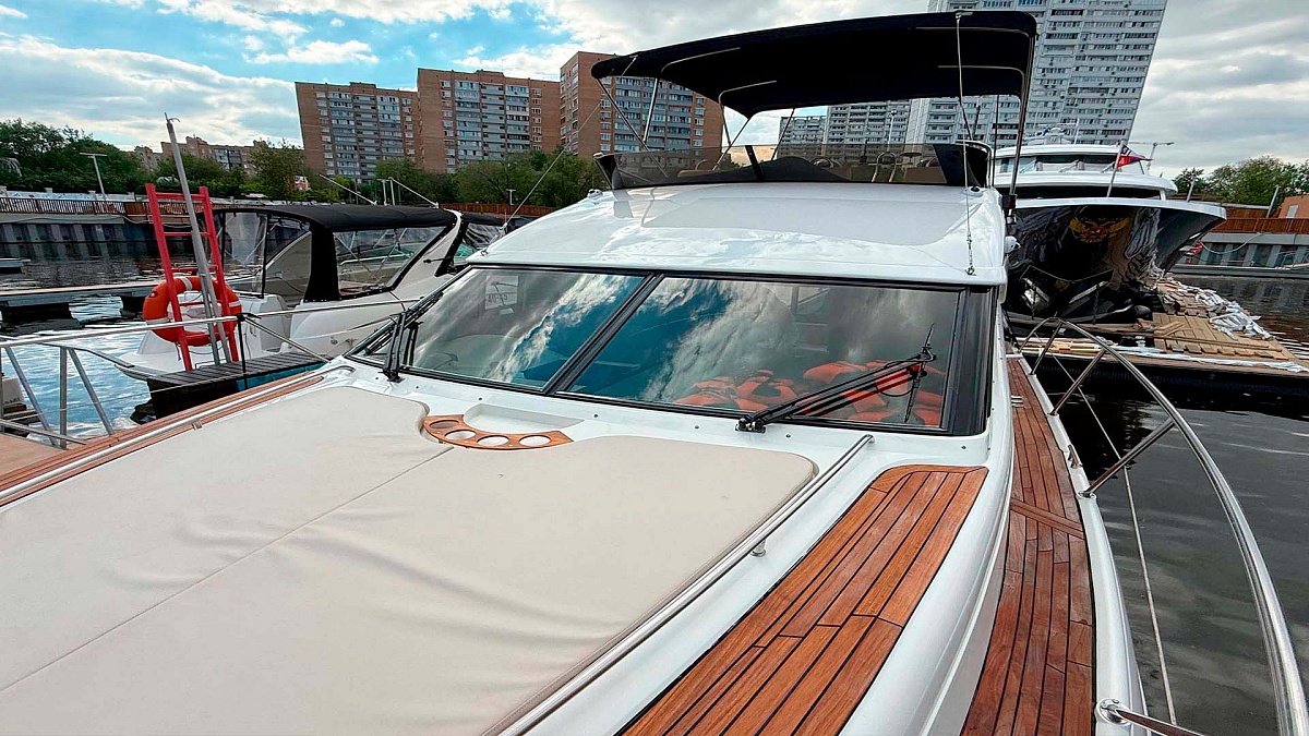 Аренда яхты Fairline Phantom 40 в Москве и Подмосковье - лежаки на носу