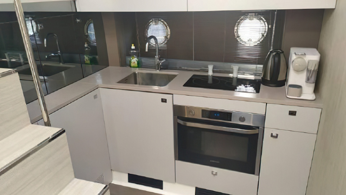 Продажа моторной яхты Cranchi M44 HT - кухня