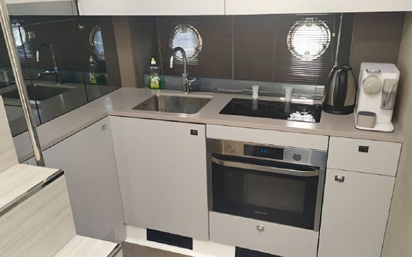 Продажа моторной яхты Cranchi M44 HT - кухня