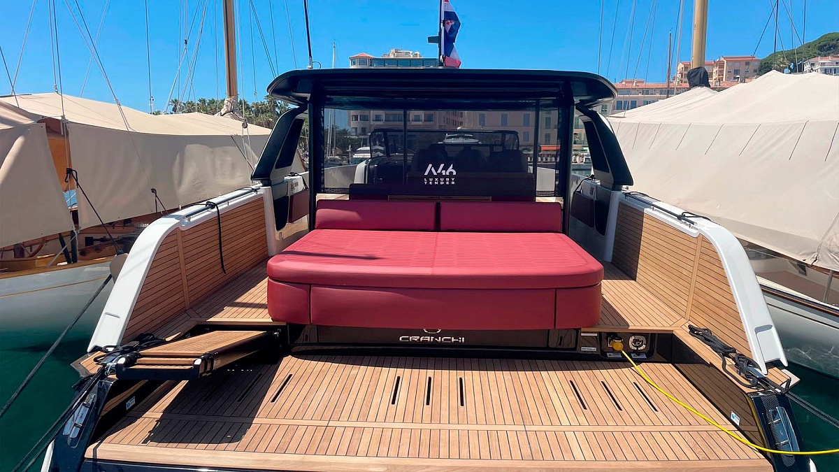 Лежаки на корме Cranchi A46 Luxury Tender во Франции