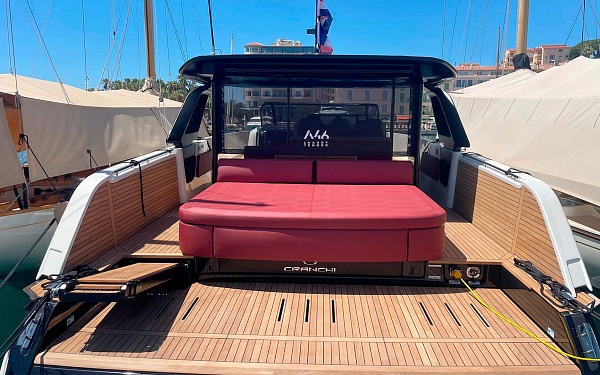 Лежаки на корме Cranchi A46 Luxury Tender во Франции