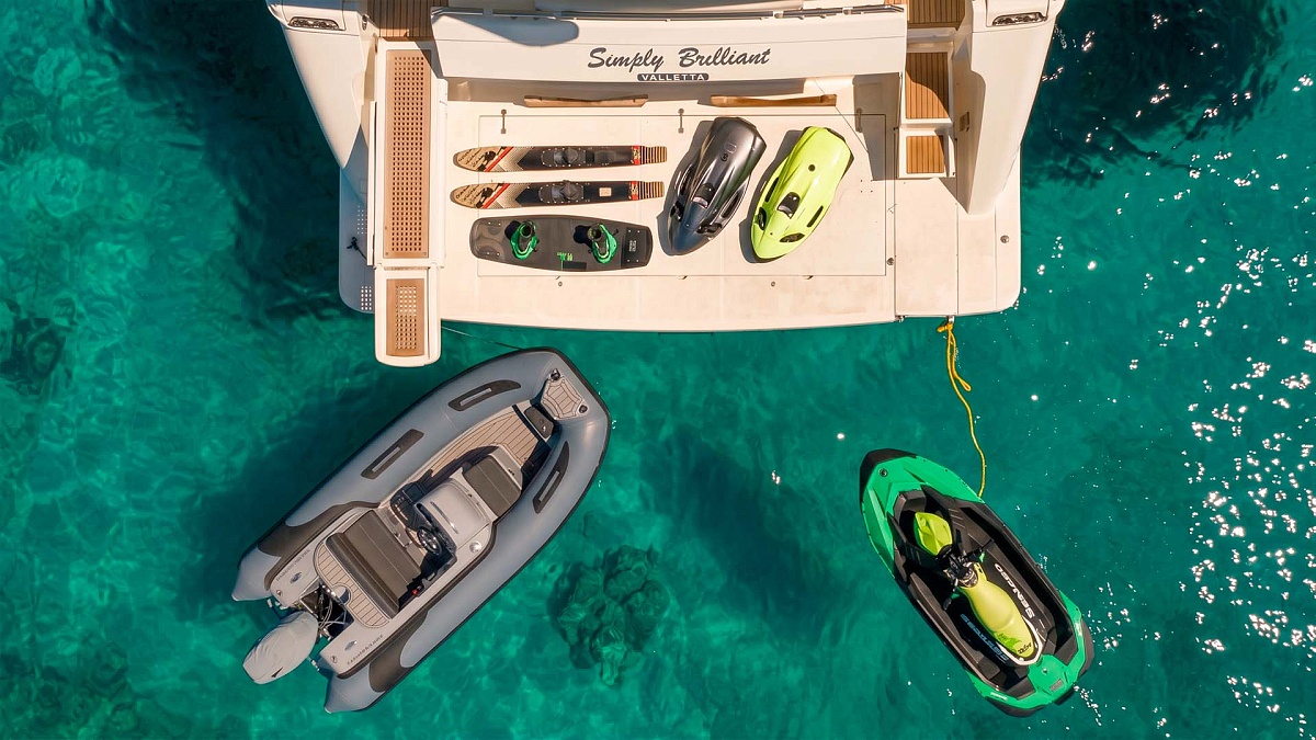 Аренда яхты Ferretti 68 на Миконосе - водные игрушки