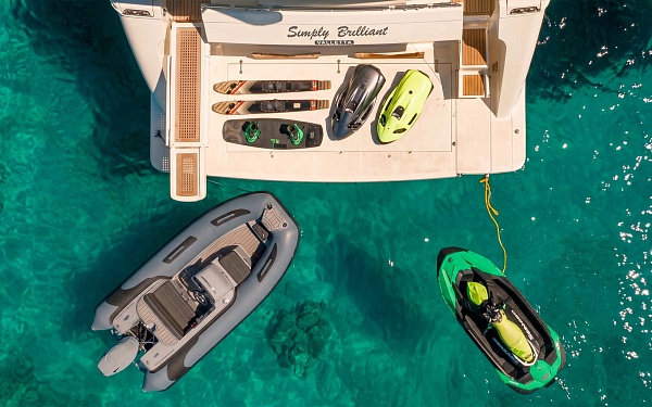 Аренда яхты Ferretti 68 на Миконосе - водные игрушки