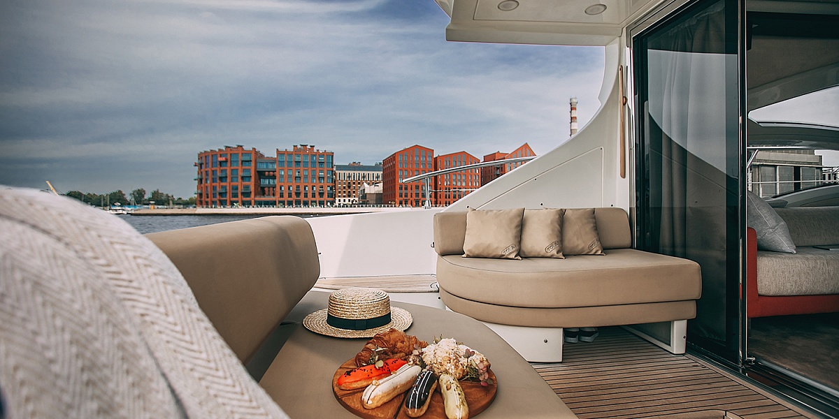 Аренда моторной яхты Azimut 62S в Санкт-Петербурге