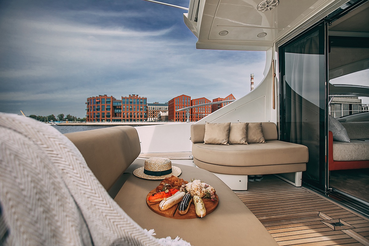 Аренда моторной яхты Azimut 62S в Санкт-Петербурге