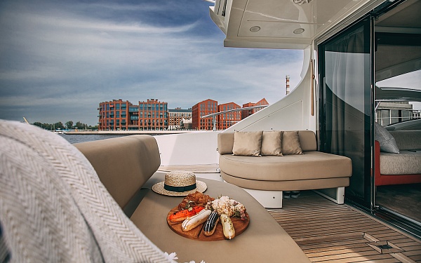 Аренда моторной яхты Azimut 62S в Санкт-Петербурге