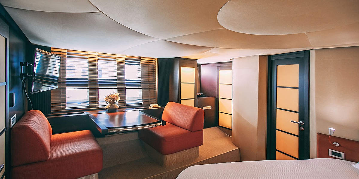 Аренда моторной яхты Azimut 62S в Санкт-Петербурге