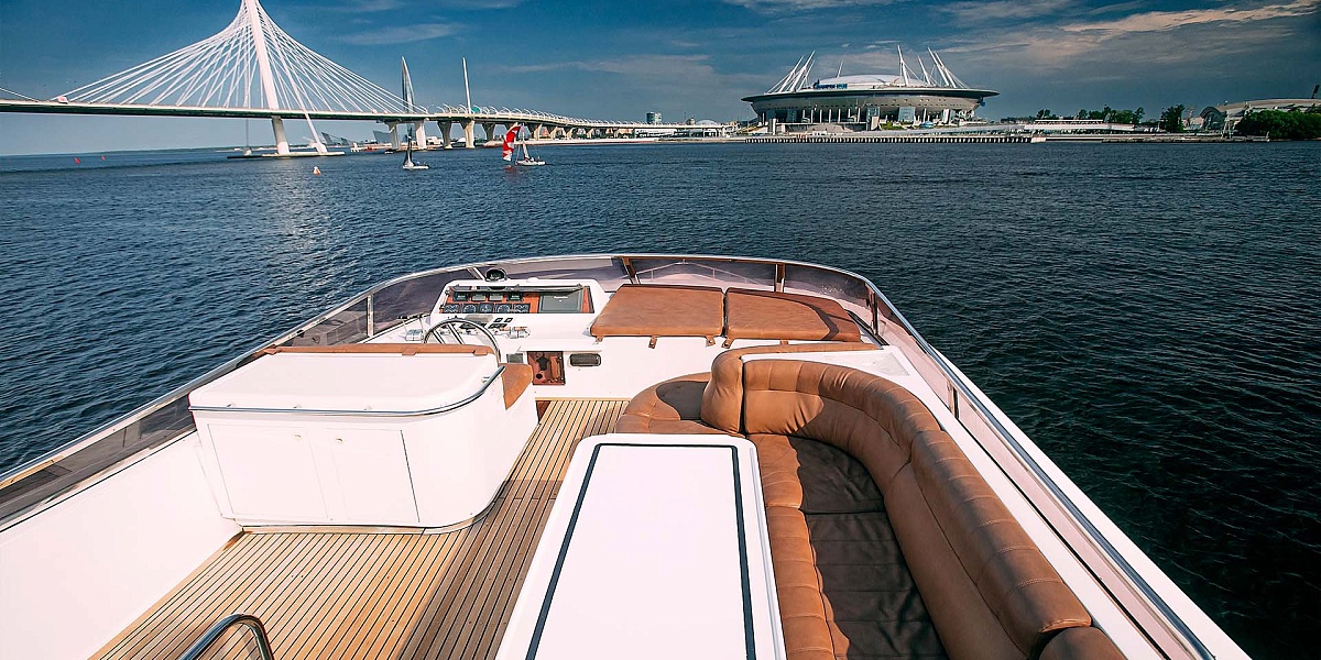 Флайбридж яхты Elegance 65 в Санкт-Петербурге