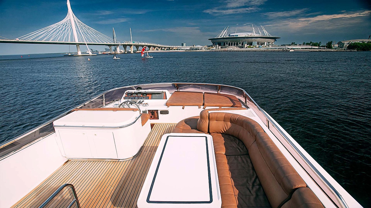 Флайбридж яхты Elegance 65 в Санкт-Петербурге