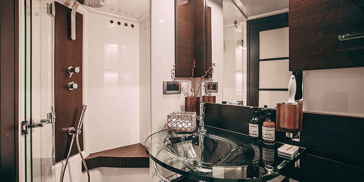 Аренда моторной яхты Azimut 62S в Санкт-Петербурге