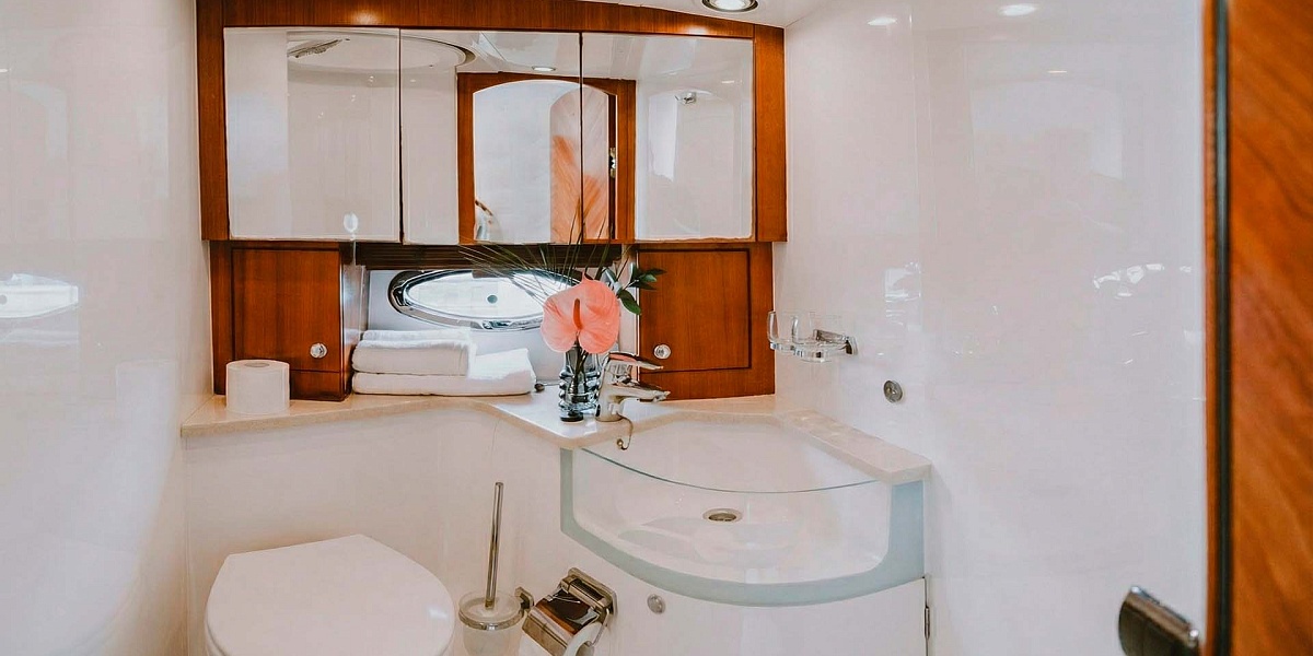 Аренда яхты Galeon 440 в Санкт-Петербурге - гальюн