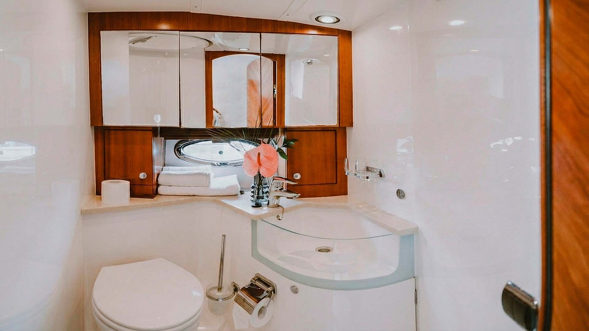 Аренда яхты Galeon 440 в Санкт-Петербурге - гальюн