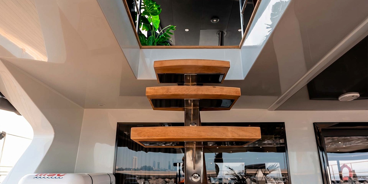 Продажа моторного катамарана Floeth Yachts Solstice 67 на Пхукете - лестгница на флайбридж