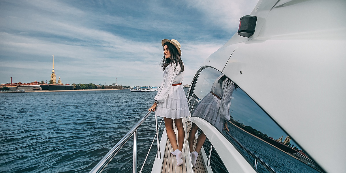 Аренда моторной яхты Azimut 62S в Санкт-Петербурге