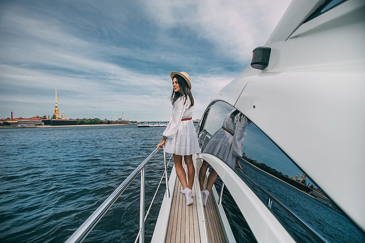 Аренда моторной яхты Azimut 62S в Санкт-Петербурге
