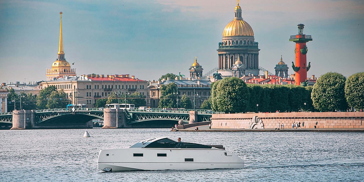 Аренда катера Белуга в Санкт-Петербурге