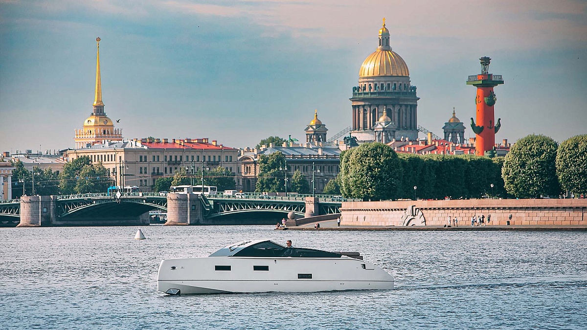 Аренда катера Белуга в Санкт-Петербурге