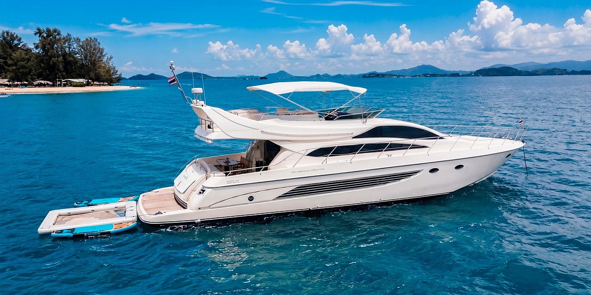 Аренда яхты Riva 70 Aria Blue на Пхукете - на якоре у острова