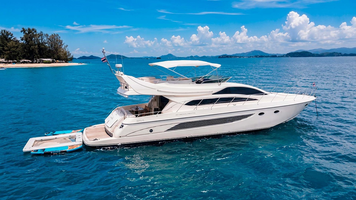 Аренда яхты Riva 70 Aria Blue на Пхукете - на якоре у острова